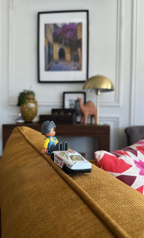 Les jouets de mes enfants trônant sur notre canapé